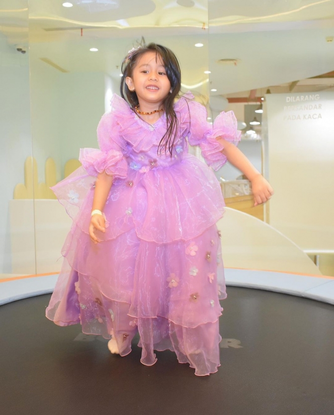 Menawan Bak Princess, Ini 10 Potret Qiandra Anak Sulung Ryana Deadi Ulang Tahun ke-5 Bertema Encanto