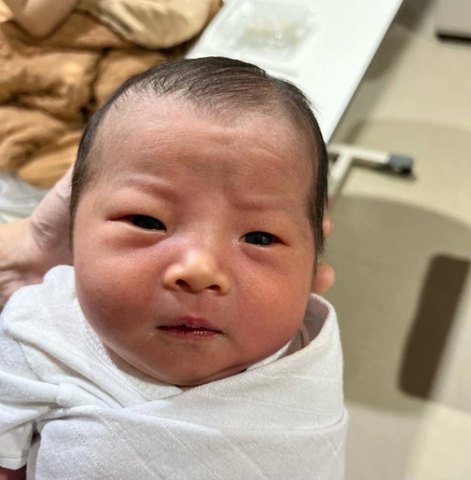 7 Potret Baby Avelina Anak Vincent Raditya yang Lahir Seminggu Usai Ortunya Nikah, Wajahnya Mirip Papanya Banget!