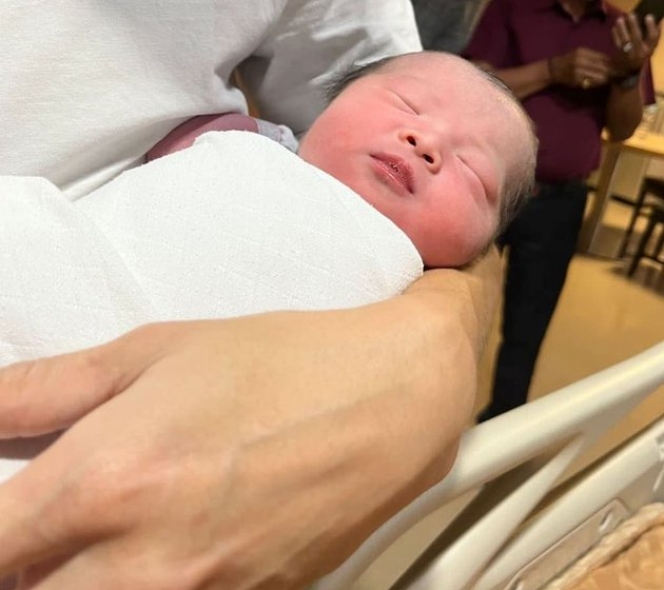 7 Potret Baby Avelina Anak Vincent Raditya yang Lahir Seminggu Usai Ortunya Nikah, Wajahnya Mirip Papanya Banget!