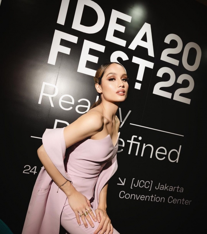 10 Potret Cinta Laura Tampil Menawan Berbalut outfit Warna Nude Pink di Idea Fest 2022, Auranya Bikin Jatuh Hati