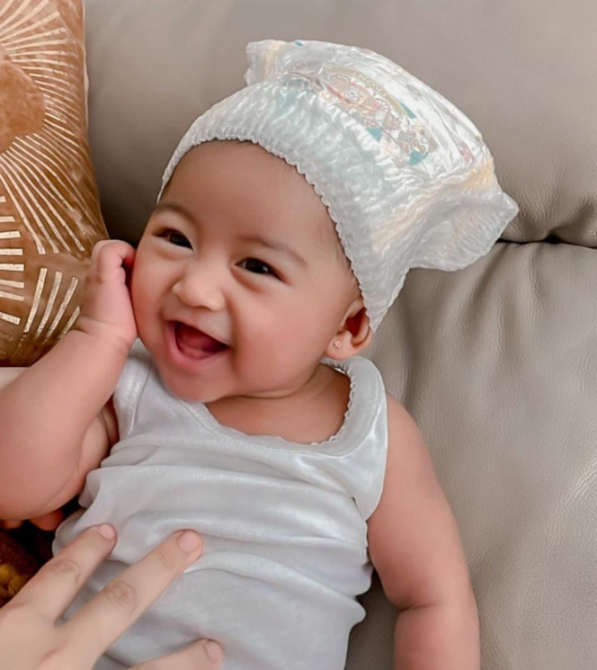 Usianya Sudah 4 Bulan, Potret Baby Moana saat Kenakan Popok di Kepala Ini Lucu Banget lho