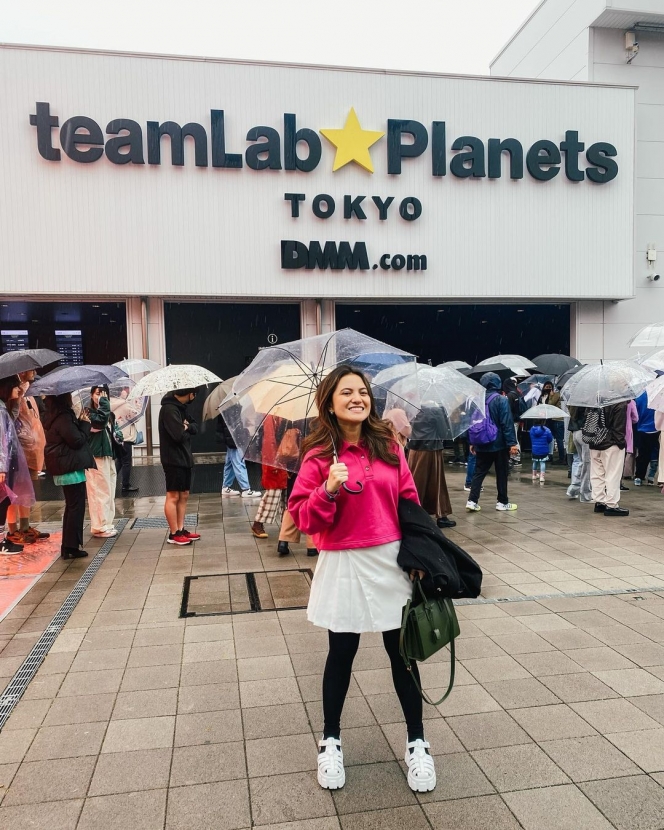 10 Potret Marsha Aruan Healing Liburan ke Jepang, Tetap Tampil Fashionable di Tengah Hujan