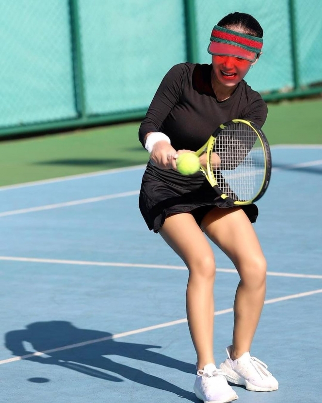Deretan Pesona Yuni Shara saat Main Tenis, Tampil Hitam-Hitam dan Pamer Pinggang Ramping