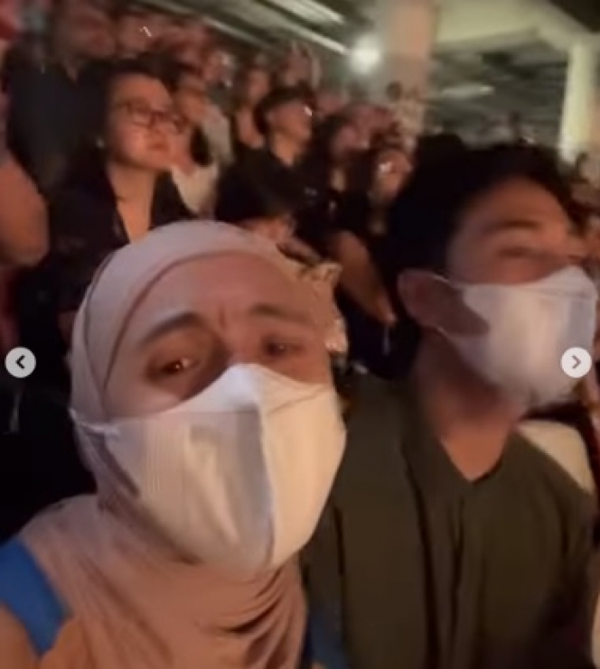 Healing Berdua, Ini Deretan Momen Seru Nycta Gina dan Suami Nonton Konser Maroon 5 di Singapura