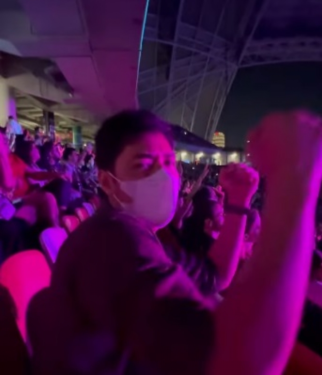 Healing Berdua, Ini Deretan Momen Seru Nycta Gina dan Suami Nonton Konser Maroon 5 di Singapura