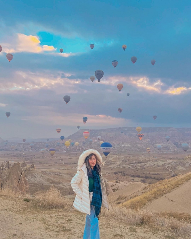 Deretan Potret Keluarga Adly Fairuz dan Angbeen Rishi Jalani Umrah Lanjut Liburan Romantis ke Cappadocia Turki