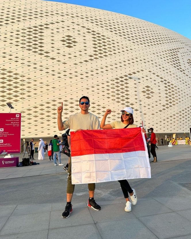 Bak Bulan Madu lagi, Ini 9 Potret Darius Sinathrya dan Donna Agnesia Nonton Piala Dunia di Qatar Berduaan