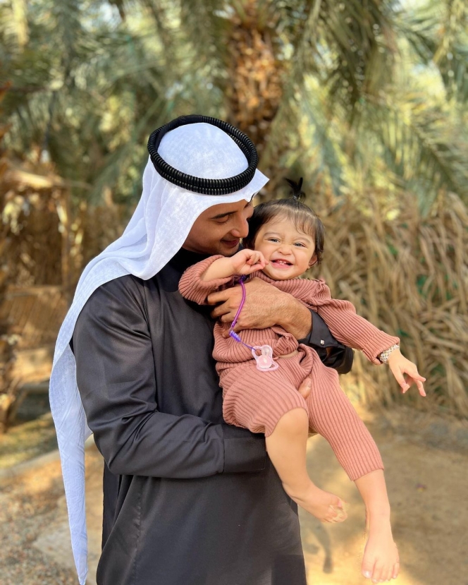 10 Potret Keluarga Ali Syakieb dan Margin Wieheerm di Madinah, Asyik Ajak Baby Guzel Jalan-Jalan
