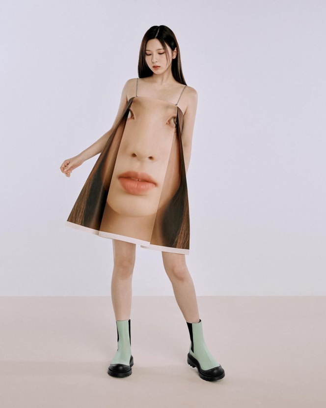 Pakai Dress Bergambar Wajah Sendiri, Ini 8 Potret NMIXX dalam Photosoot Terbaru Bersama LOEWE