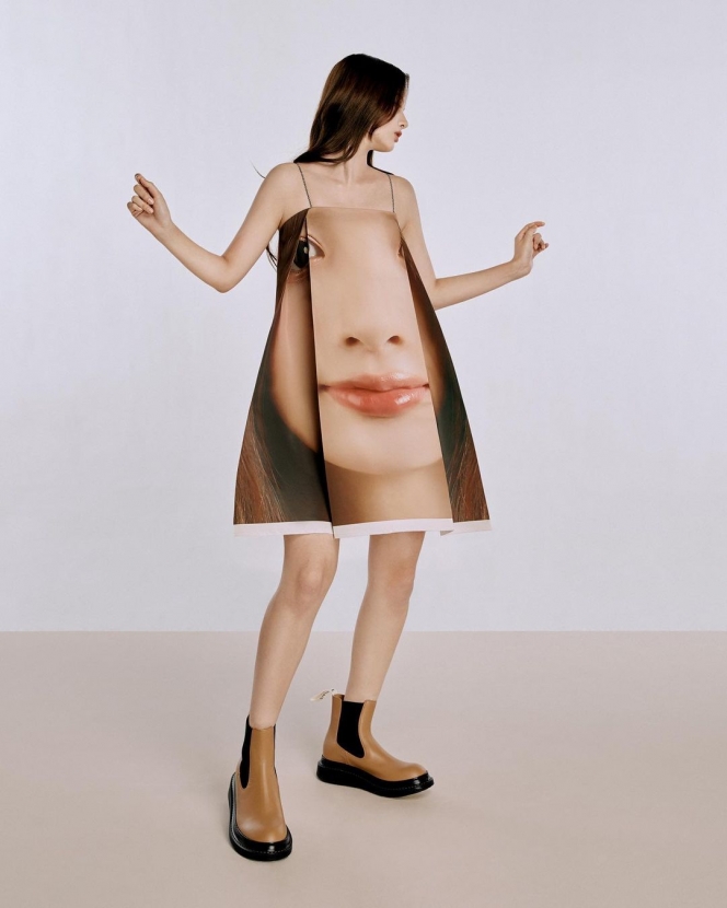 Pakai Dress Bergambar Wajah Sendiri, Ini 8 Potret NMIXX dalam Photosoot Terbaru Bersama LOEWE