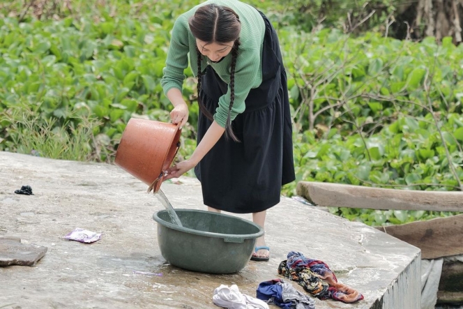 Sederhana Banget, Ini Deretan Potret Sarwendah Cuci Baju di Sungai