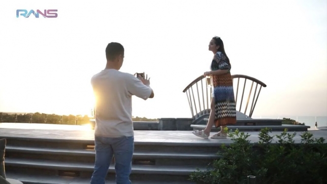Potret Kemesraan Raffi Ahmad dan Nagita Slavina di Bali, Netizen: Coming Soon Cipung Part 2!