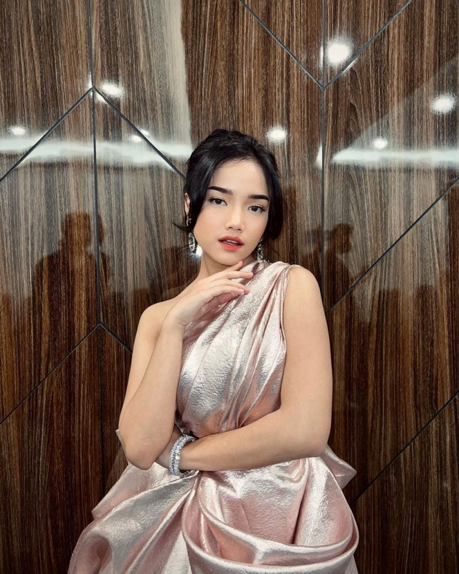 Akhirnya Ganti Profile Picture Instagram, Ini Potret Fuji Tampil Cantik dengan Gaun Peach Mengkilap