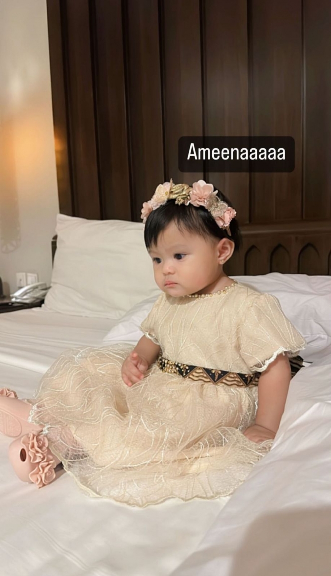 8 Potret Baby Ameena di Ulang Tahun Kallen Lemos, Gemas Pakai Outfit Hitam Sambil Tenteng Tas Pesta