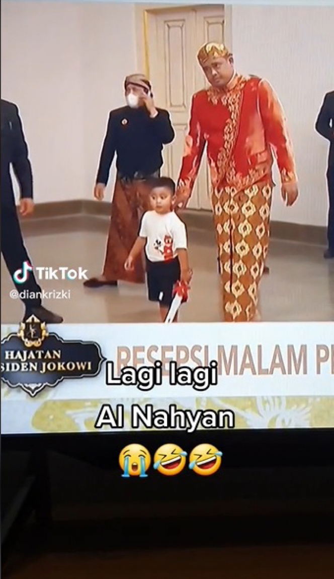 Potret Al Nahyan Anak Kahiyang Ayu di Pernikahan Kaesang, Cuma Pakai Kaus Kutang sampai Bawa Pedang-pedangan