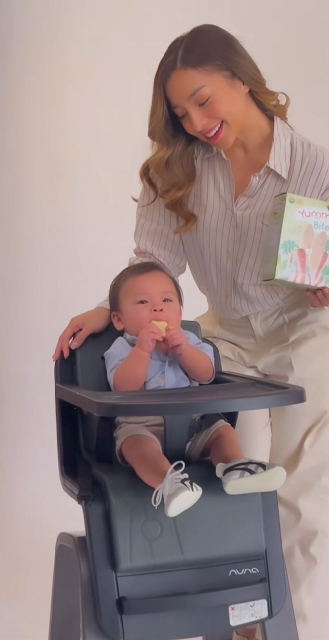 Sudah Jadi Bintang Iklan, Ini 7 Momen Baby Izz Anak Nikita Willy Saat Jalani Photoshoot Produk Makanan Bayi