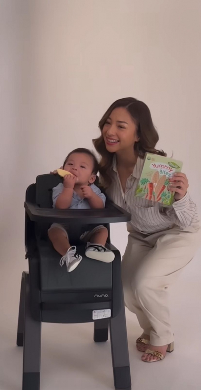 Sudah Jadi Bintang Iklan, Ini 7 Momen Baby Izz Anak Nikita Willy Saat Jalani Photoshoot Produk Makanan Bayi