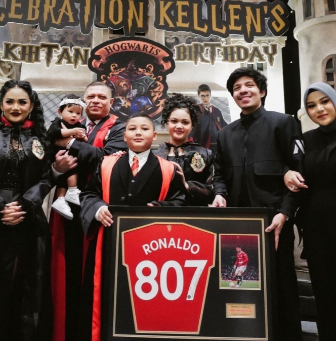 Potret Krisdayanti di Acara Ulang Tahun Kellen Lemos, Totalitas Serba Hitam Pakai Jubah Harry Potter