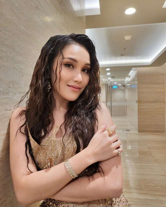 Tampil Cantik Natural, Ini Potret Ayu Ting Ting dengan Gaya Rambut Basah habis Keramas