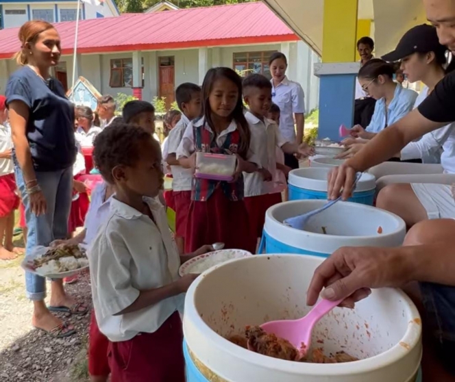 Kunjungi Sekolah Terpencil, Ini Deretan Momen Nikita Willy Jadi Relawan di Sumba