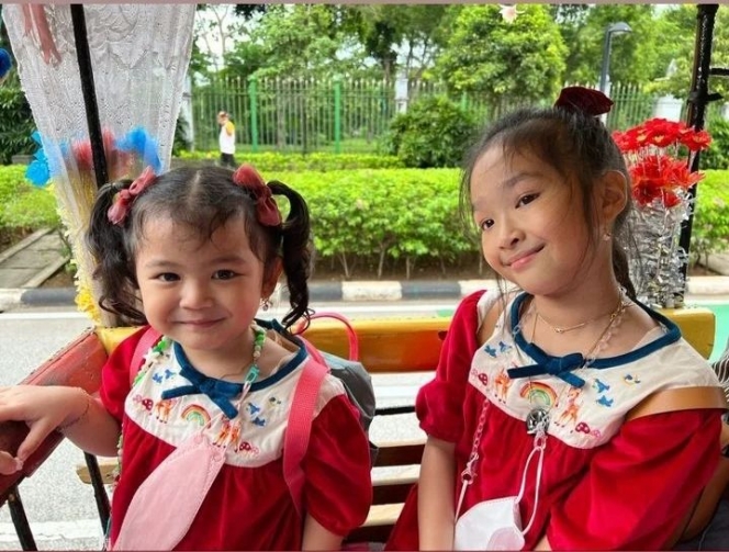 Deretan Potret Thalia dan Thania Putri Ruben Onsu Tampil di Acara Natal, Gemas Berangkat Naik Delman