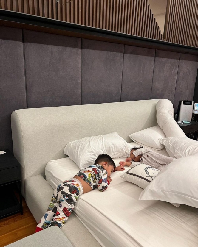 Deretan Pose Nyeleneh Anak Arief Muhammad Saat Tidur, Mulai Saling Tindih Sampai Duduk di Sudut Kasur 