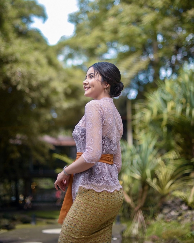 Anggun dan manis Banget, Ini 6 Potret Bulan Sutena Penuh Pesona dengan Kebaya Bali