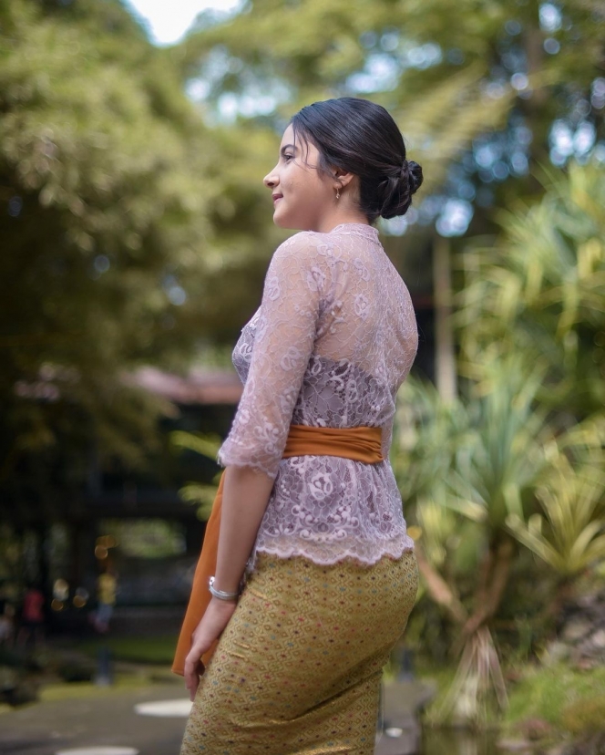 Anggun dan manis Banget, Ini 6 Potret Bulan Sutena Penuh Pesona dengan Kebaya Bali