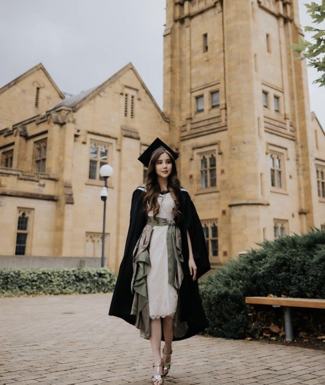 Potret Wisuda Agatha Chelsea yang Kuliah di University of Melbourne, Cantik Berbalutkan Dress Simpel dan Toga