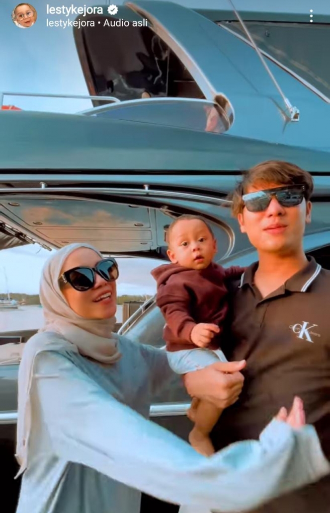 Potret Keseruan Keluarga Rizky Billar Liburan ke Bali, Mesra Berduaan Naik Jet Ski Bareng Lesti Kejora
