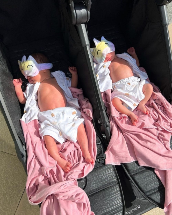 10 Potret Baby Alma dan Alsha Putri Kembar Anisa Rahma saat Pakai Baju Kembaran, Makin Cantik dan Lucu!