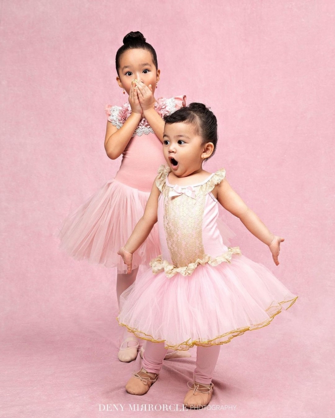 10 Potret Thalia dan Thania Pakai Dress Kembaran, Kakak Beradik Cuteness Overload!