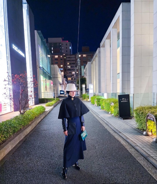 10 Potret Syahrini Tampil Fashionable di Jalanan Tokyo, Jadi Sorotan Hingga Disebut Bak Citayem Fashion Week