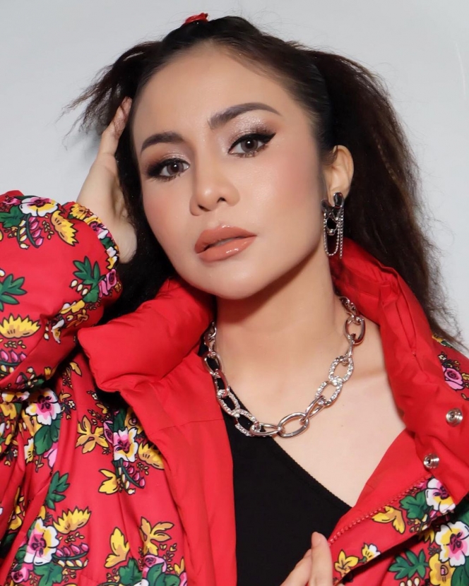 Gayanya Kece Abis dengan Jaket Bunga-bunga, Ini Deretan Potret Momo Geisha saat Jadi Juri Indonesian Idol
