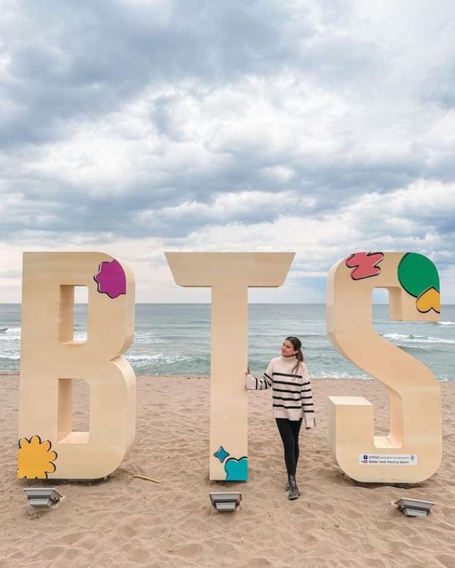 11 Potret Audi Marissa Mengunjungi Hybe Insight di Korea, Keliling Pameran BTS Bikin Army Lain pada Iri!