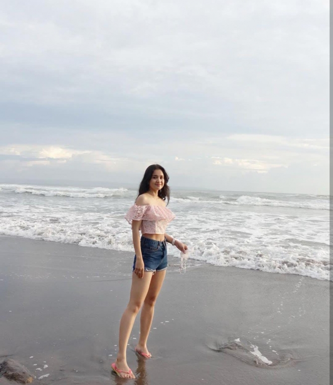 Potret Pesona Manis Michelle Ziudith yang Hobi Plesiran ke Pantai, Cocok Banget Jadi Anak Indie nih!