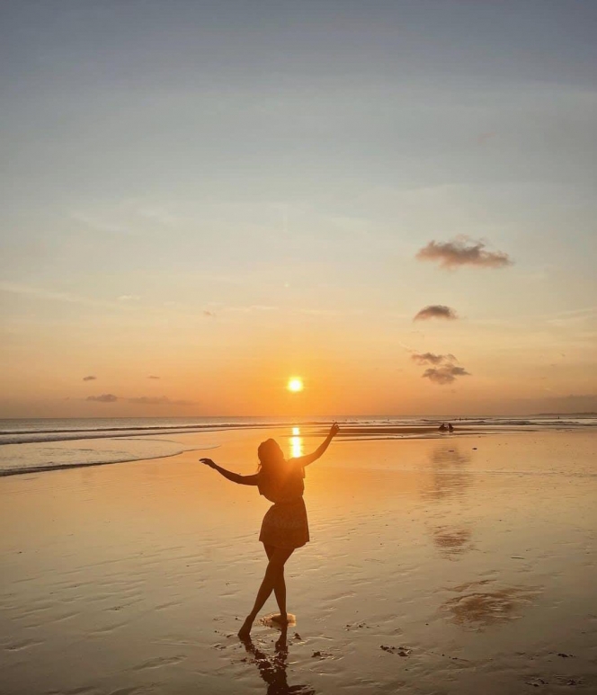 Potret Pesona Manis Michelle Ziudith yang Hobi Plesiran ke Pantai, Cocok Banget Jadi Anak Indie nih!