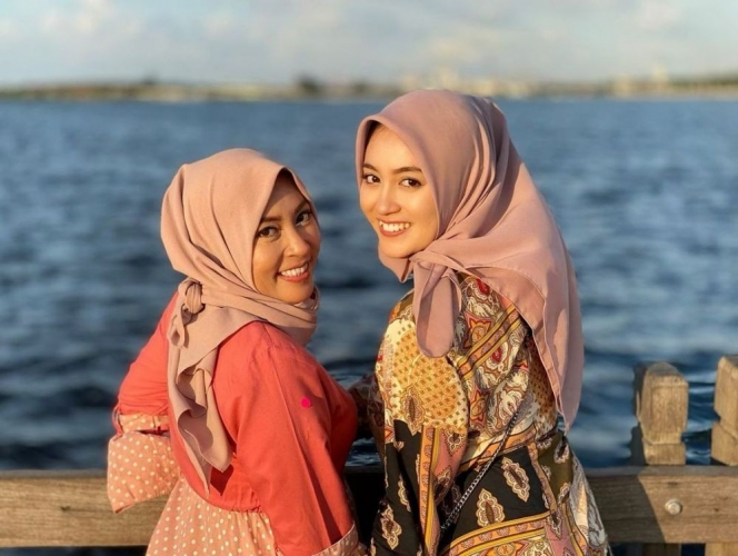 11 Selebriti Indonesia Percayakan Ibu jadi Manajernya, Karirnya Langsung Meroket!