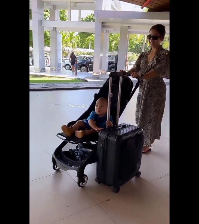 Potret Baby Issa Anak Nikita Willy Bantu Mamanya Dorong Koper di Bandara, Kecil-Kecil Tenaganya Kuat Banget!