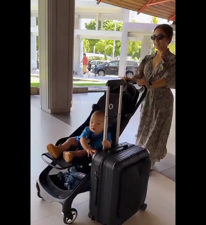 Potret Baby Issa Anak Nikita Willy Bantu Mamanya Dorong Koper di Bandara, Kecil-Kecil Tenaganya Kuat Banget!