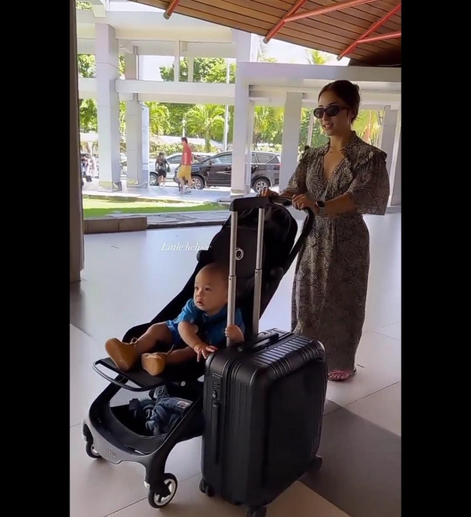 Potret Baby Issa Anak Nikita Willy Bantu Mamanya Dorong Koper di Bandara, Kecil-Kecil Tenaganya Kuat Banget!