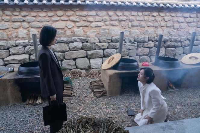 Auranya Judes Abis! Ini 10 Potret Song Hye Kyo Jadi Guru Kejam Penuh Dendam di Drama Korea The Glory