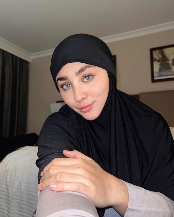 10 Potret Margin Wieheerm Pakai Hijab Saat Umrah di Tanah Suci, Wajah Arab dan Hidung Mancungnya Bikin Salfok!