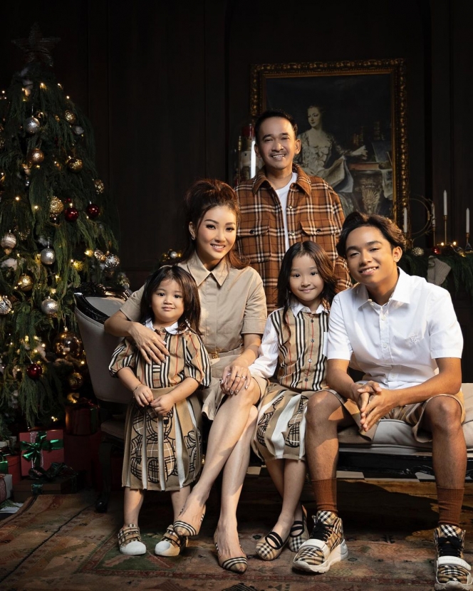 Rayakan Natal, Ini 11 Potret Photoshoot Keluarga Ruben Onsu yang Mewah dan Berkelas