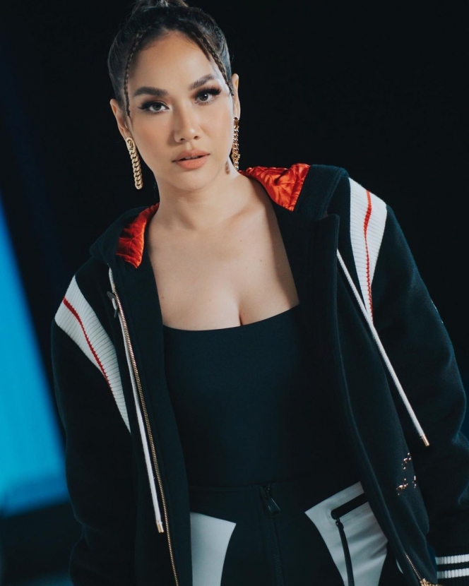 Selalu Jadi Sorotan, Ini Gaya Fashionable Bunga Citra Lestari saat Jadi Juri Indonesian Idol Season 12 