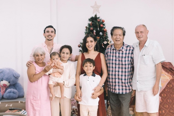 10 Momen Perayaan Natal Keluarga Jessica Iskandar, Bajunya yang Terlalu Terbuka Dikritik Tak Pantas