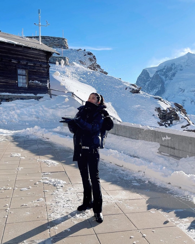 10 Potret Keluarga Bunga Zainal Liburan ke Swiss, Asyik Main Salju Hingga Rela Jagain Koper