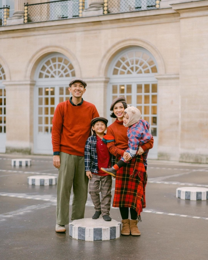 10 Potret Keluarga Andien Liburan ke Paris, Asyik Photoshoot dan Main ke Disney Studio