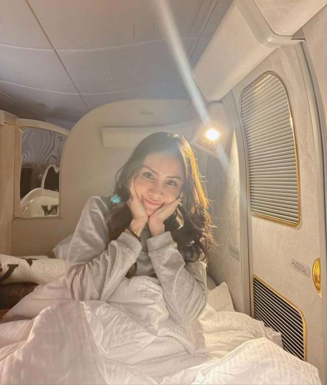 Deretan Potret Momo Geisha Bangun Tidur di Pesawat First Class, Vibe-nya Mewah Banget