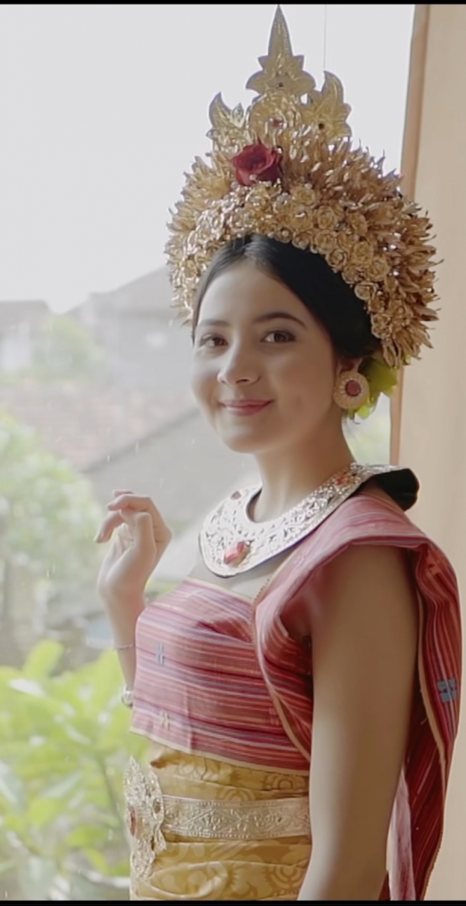 Anggun dan Memesona Banget, Ini Deretan Potret Bulan Sutena saat Pakai Baju Adat Bali